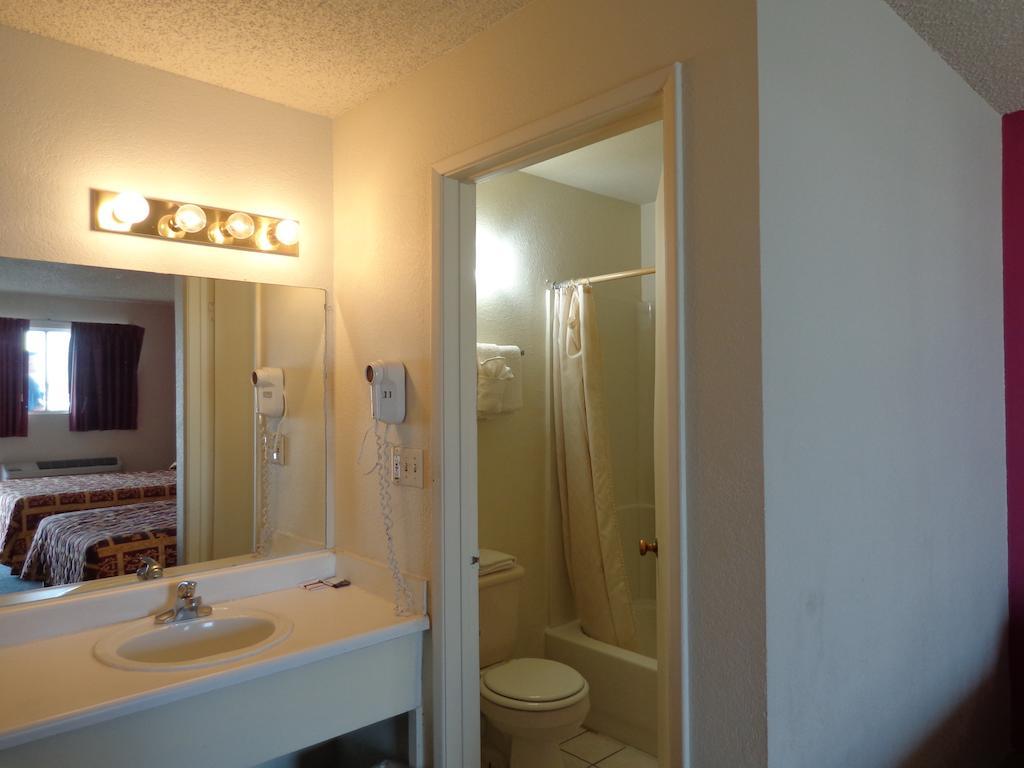 Knights Inn Phoenix At N Black Canyon Hwy Экстерьер фото